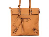 Fashion tote bag with double handle and top zipper closure. Made of PU (polyurethane).