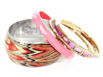 Abstract print on the wide cuff bangle of this 5 piece fashion bangles set gives that unique touch. Also included 2 thin gold bangles, 1 thin pink bangle with gold stripes & 1 pink patterned resin bangle. Hand crafted by expert artisans in India.