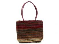 Tapestry shoulder bag. Top zipper closing.