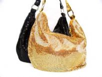 Metal mesh shoulder bag. Top zipper closing. It has single handle.