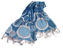 This artistically patterned 100% Polyester scarf in turquoise & white colors is quilted and super soft to use. This retro scarf can be teamed with any kind of outfit. Thin fringes on the edges adds that extra zing to it. Imported.