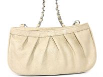 Fashion handbag has a top zipper closure, a chain shoulder strap and a floral print pattern. Made of PU (polyurethane).