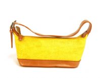Single strapped straw bag has a top zipper closure and a single strap.