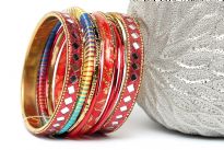 This very fashionable 11 pieces bangles set in gold metal with purple tone can give a very trendy look to any kind of outfit. Hand crafted with studs, beads, mirrors & rhinestones.