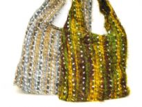 Woven handbag. Top zipper closing.